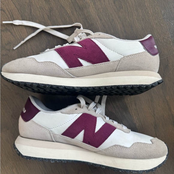 New Balance Women's 237 V1 Sneakers Excellent Condition - Picture 2 of 5